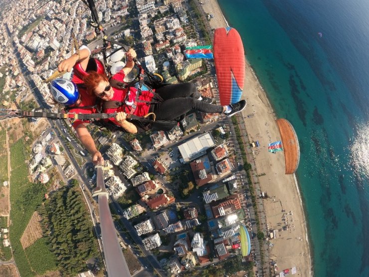 Antalya semalarında Türk ve Azerbaycan bayrakları dalgalandı