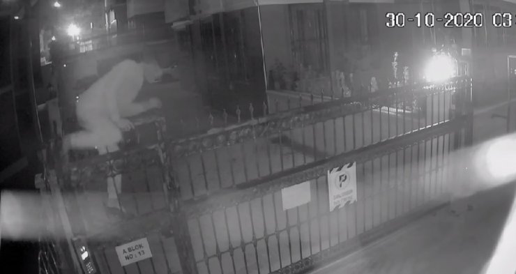 Şifreli demir kapıdan atlayan hırsız 5 bin liralık bisikleti böyle çaldı