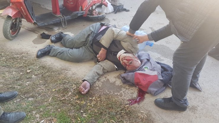 Kamyonun altında kalan yaşlı adam ağır yaralandı
