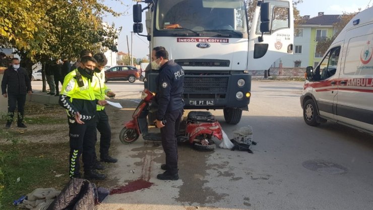 Kamyonun altında kalan yaşlı adam ağır yaralandı