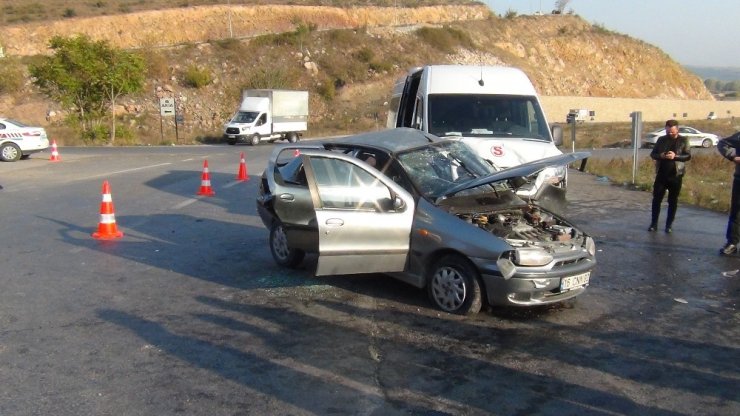 Servis aracıyla otomobil çarpıştı: 1’i ağır 7 yaralı