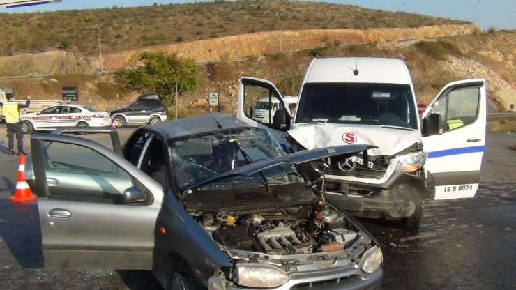Servis aracıyla otomobil çarpıştı: 1’i ağır 7 yaralı