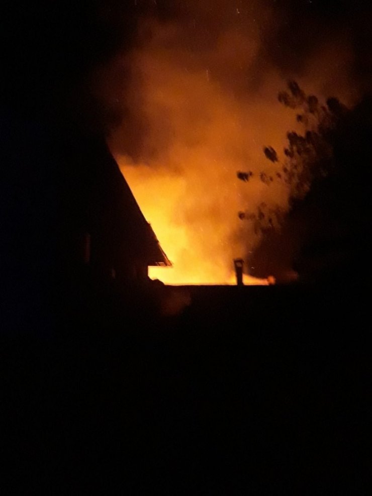Bursa’da iki katlı ev alevlere teslim oldu