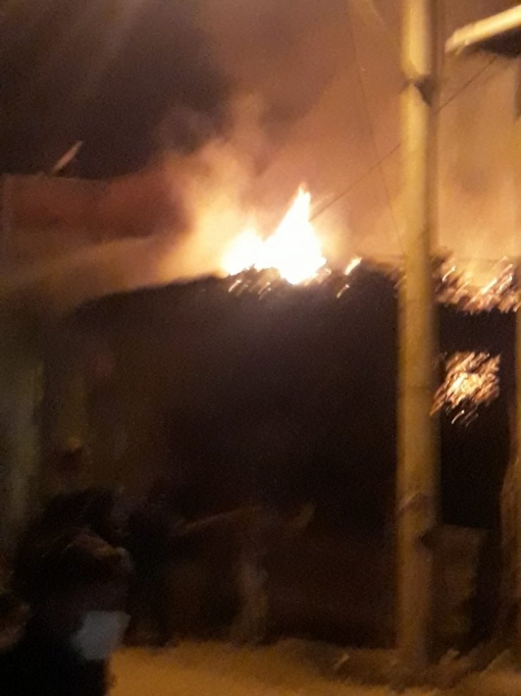 Bursa’da iki katlı ev alevlere teslim oldu