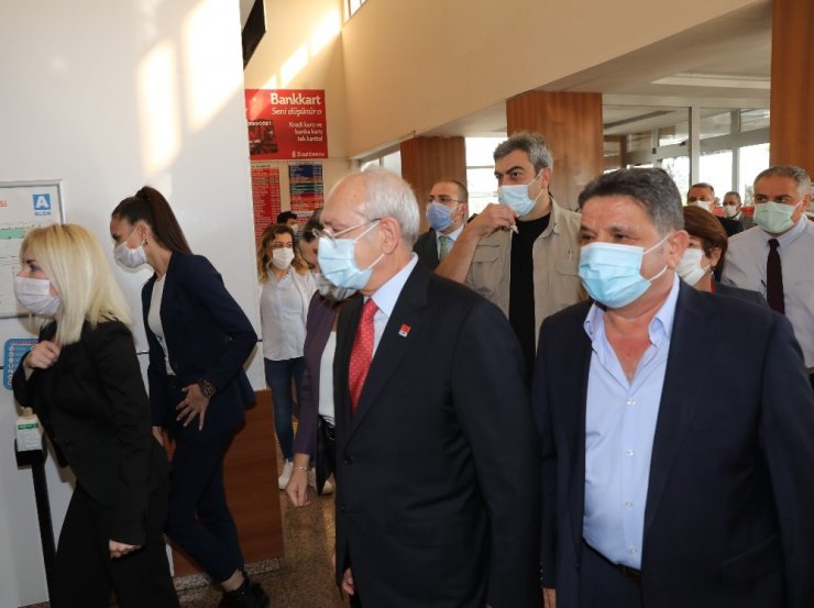Başkan Böcek’i hastanede ziyaret eden Kılıçdaroğlu: “Gülümsedik, sohbet ettik, espri yaptık”