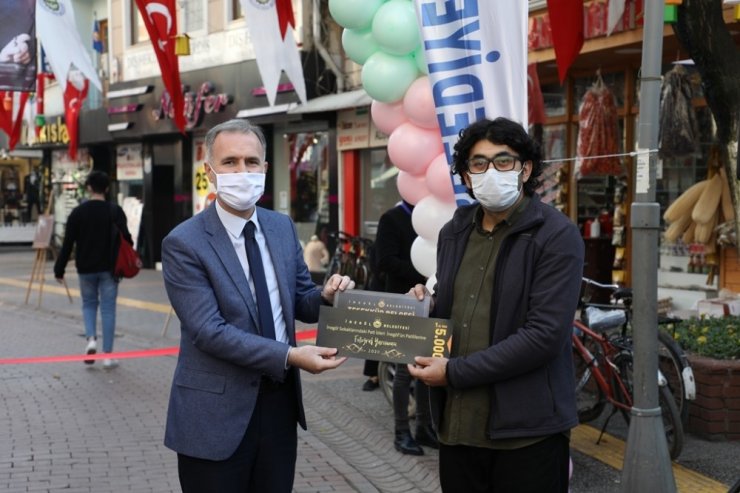 İnegöl sokaklarındaki pati izleri fotoğraflarla ölümsüzleşti