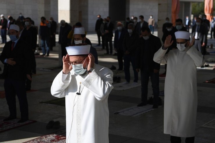 Diyanet İşleri Başkanı Erbaş, Ahmet Hamdi Akseki Camii’nde hutbe irad etti