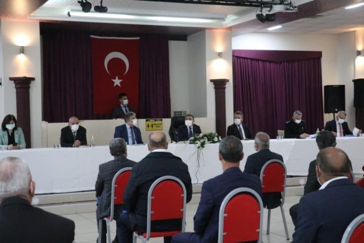 Vali Atay, Gümüşova’da muhtarlarla buluştu