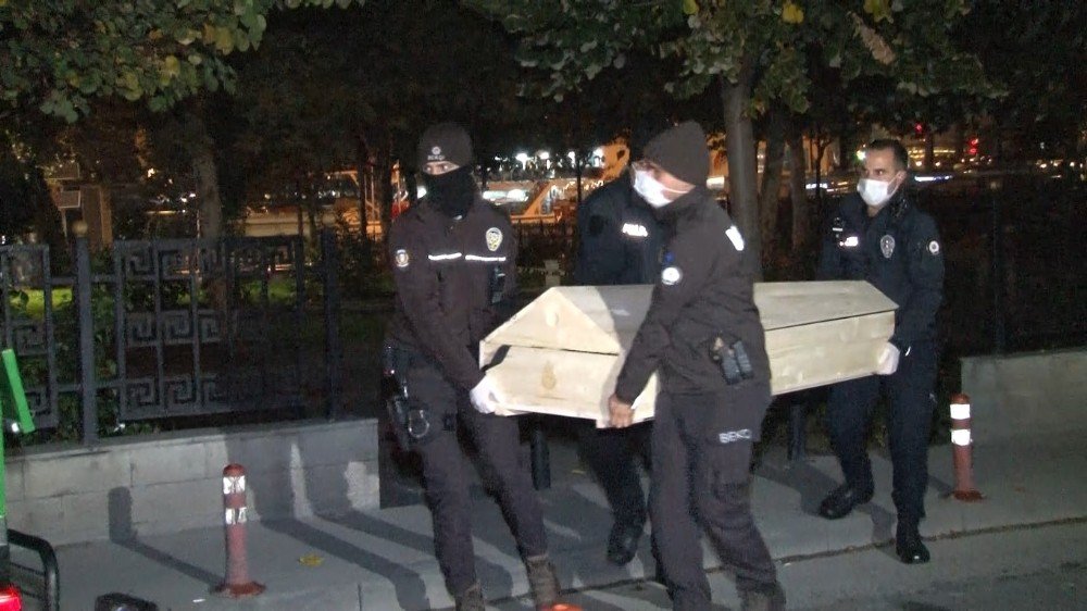 Eminönü’nde acı olay! Ağaçta asılı halde bulundu