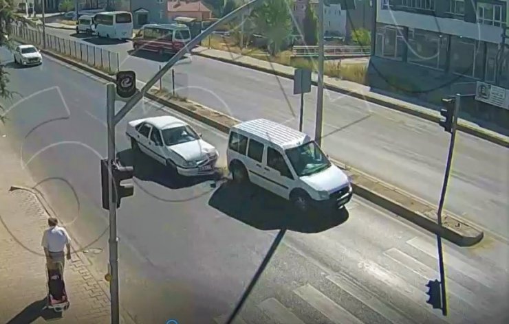 Kırmızı ışığı fark etmeyen otomobil sürücüsü öndeki kamyonete çarptı