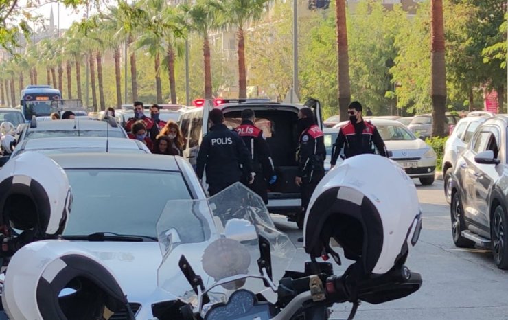 Yan kesici kadın, polisi görünce soyunmaya kalktı