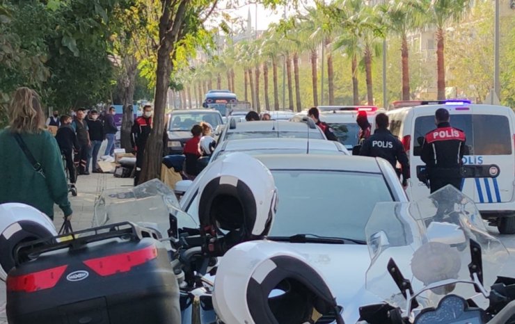 Yan kesici kadın, polisi görünce soyunmaya kalktı