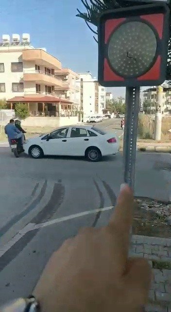 Kaza yaptığı yeri çekerken başka kaza anını görüntüledi