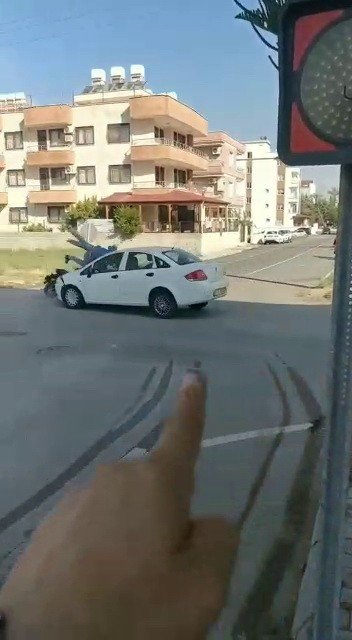Kaza yaptığı yeri çekerken başka kaza anını görüntüledi