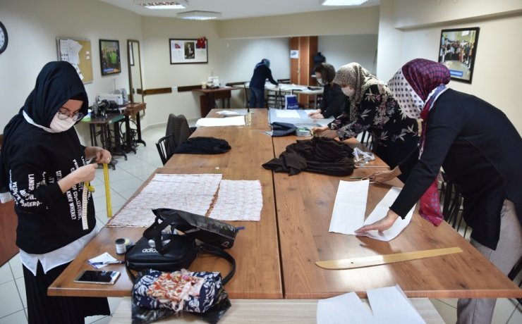 Belde Evleri’nde hem öğreniyorlar hem de sosyalleşiyorlar