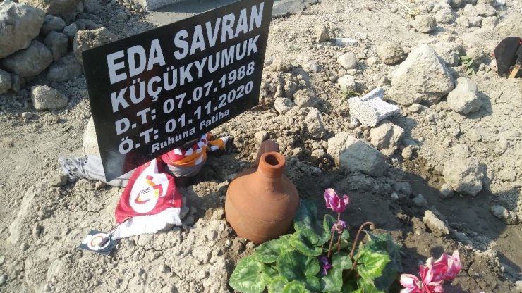 İzmir depreminde hayatını kaybedenler mezarı başında anıldı