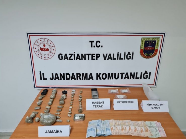 Jandarma’dan uyuşturucu tacirlerine şafak baskını