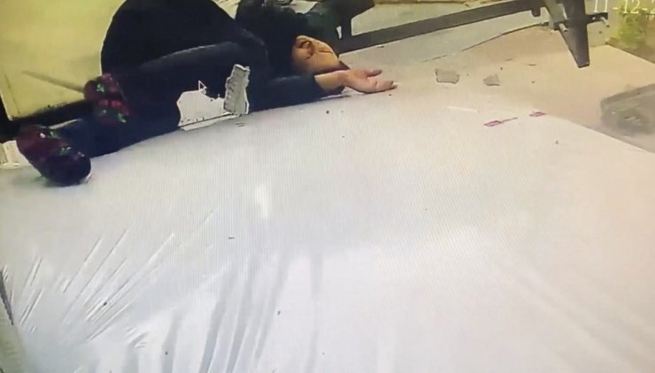 İstanbul’da dehşet anları kamerada: Genç kadını sünger kurtardı