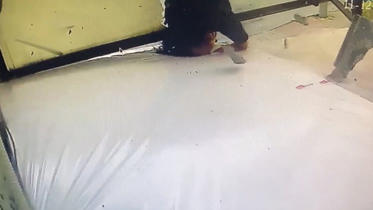 İstanbul’da dehşet anları kamerada: Genç kadını sünger kurtardı
