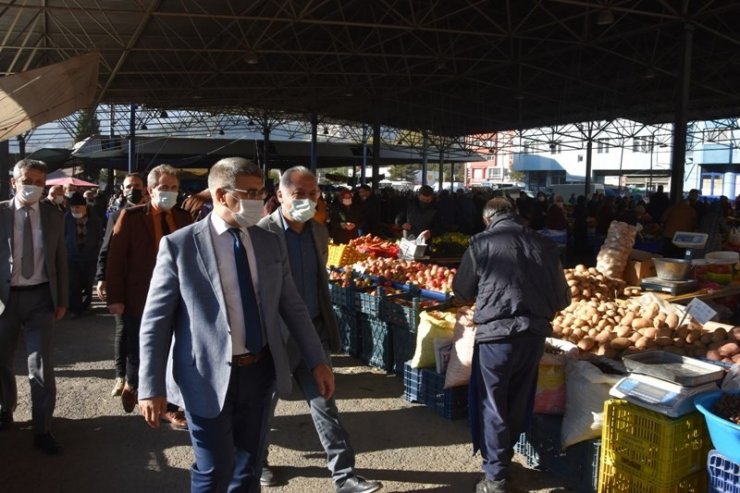 Vali halk pazarında korona virüs denetimi yaptı