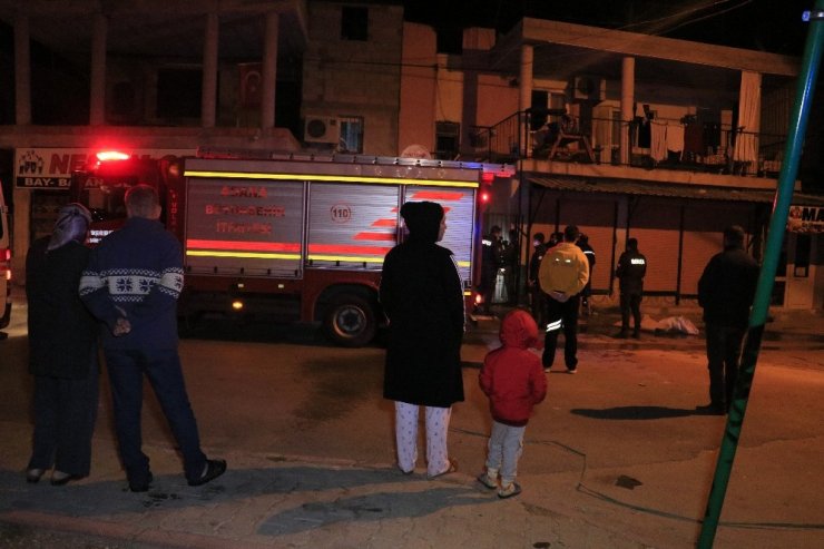 Koronavirüs tedbirlerini hiçe sayıp yangını izlediler