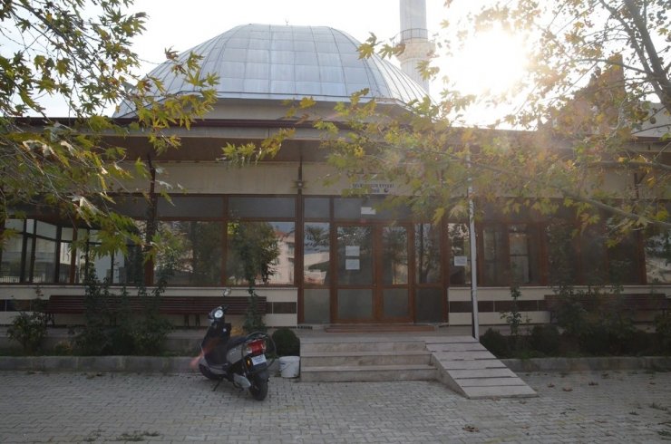 Cami avlusuna bırakılan erkek bebek yoğun bakımda