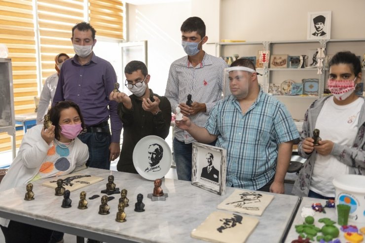 Özel çocuklar Atatürk’e olan sevgilerini çalışmalara yansıttılar