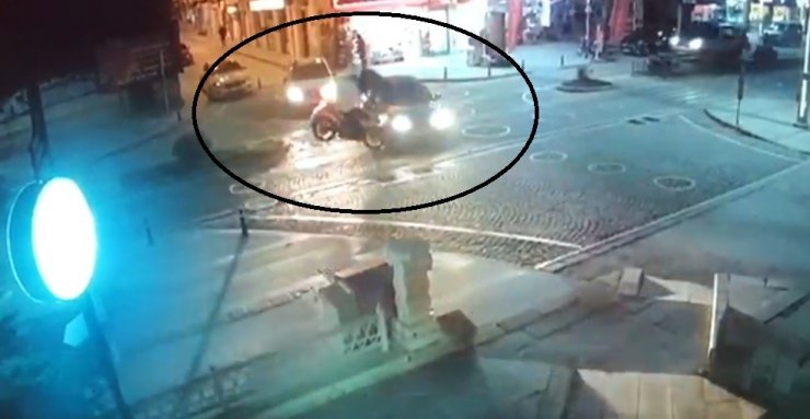 Motosikletin otomobile çarpma anı güvenlik kamerasına yansıdı