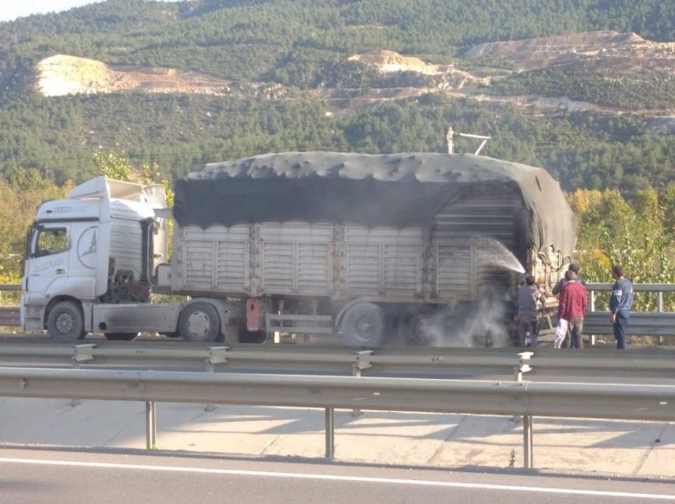 Seyir halindeki tırdan alevler yükseldi