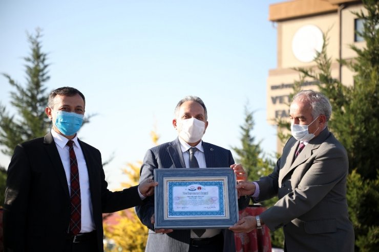 Başkan Yalçın’a ‘Yılın Hayvanseveri’ beratı