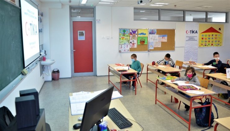 TİKA’dan Karadağ’da bilgisayarlı eğitime destek