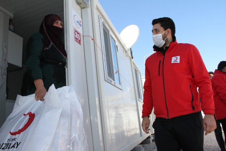 Elazığlı depremzedelere Kızılay’dan battaniye desteği