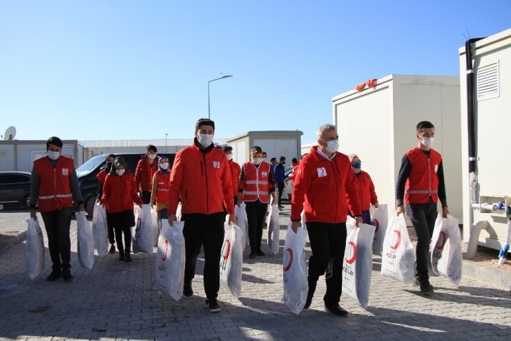 Elazığlı depremzedelere Kızılay’dan battaniye desteği