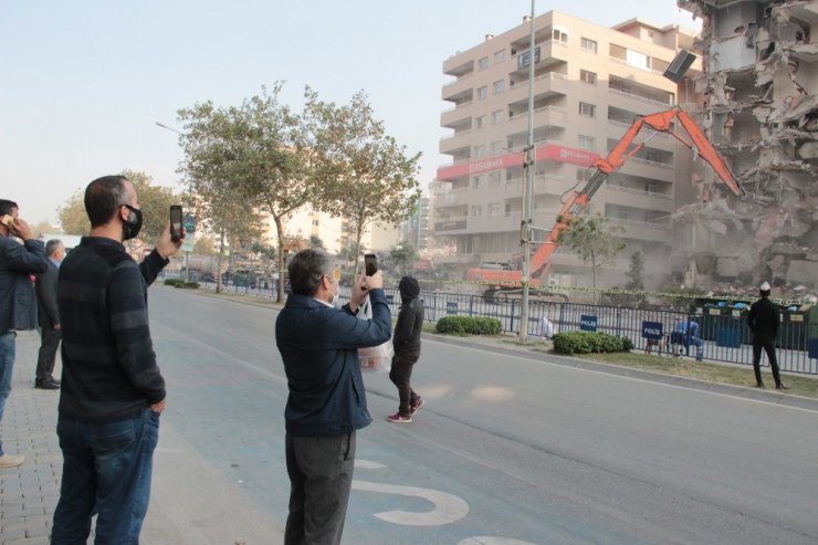 Film seyreder gibi yıkımı izlediler