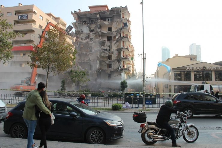 Film seyreder gibi yıkımı izlediler