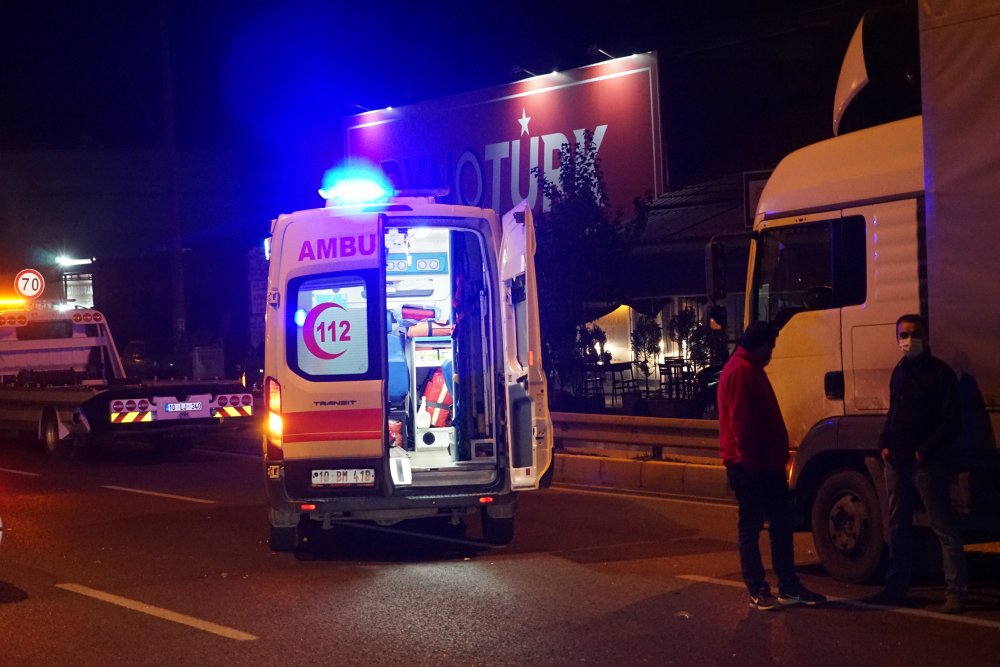 Yol üzerinde park eden tıra çarpan otomobilde can pazarı! 1 ölü 1 ağır yaralı