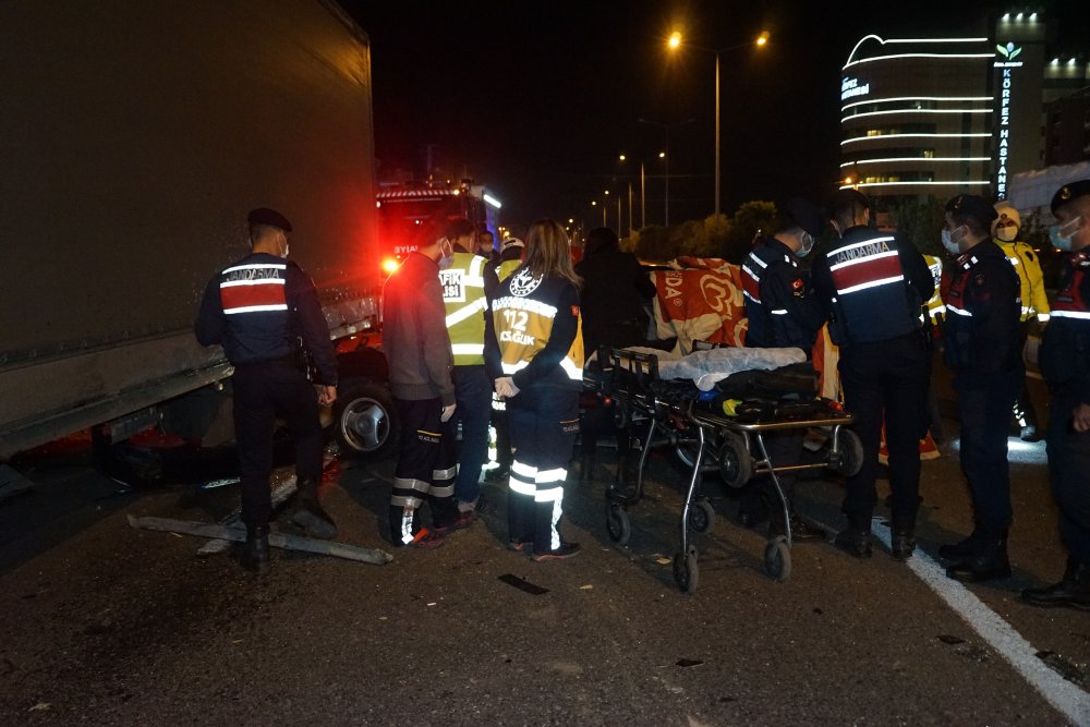 Yol üzerinde park eden tıra çarpan otomobilde can pazarı! 1 ölü 1 ağır yaralı