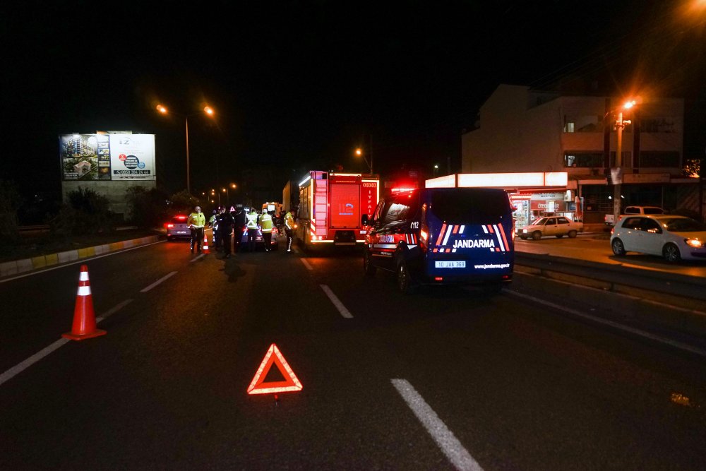 Yol üzerinde park eden tıra çarpan otomobilde can pazarı! 1 ölü 1 ağır yaralı
