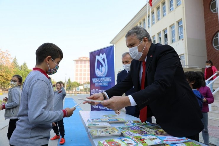 Yunusemre Belediyesinden çocuklara kitap hediyesi