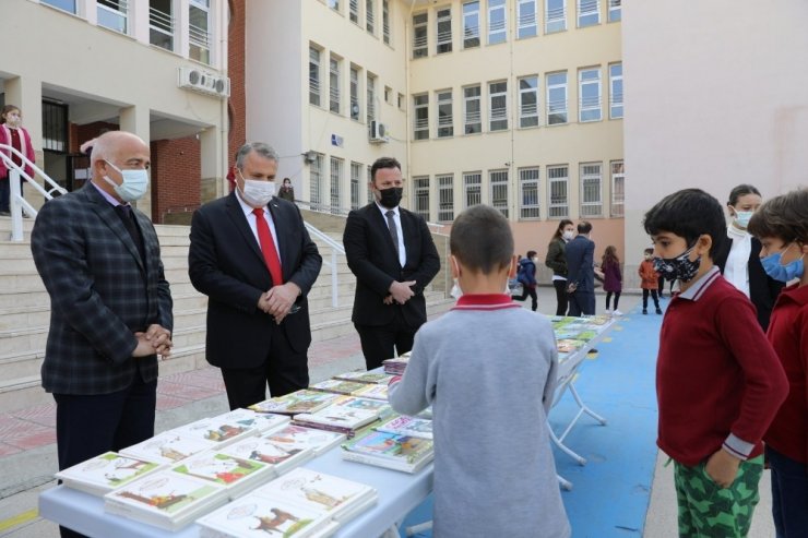 Yunusemre Belediyesinden çocuklara kitap hediyesi