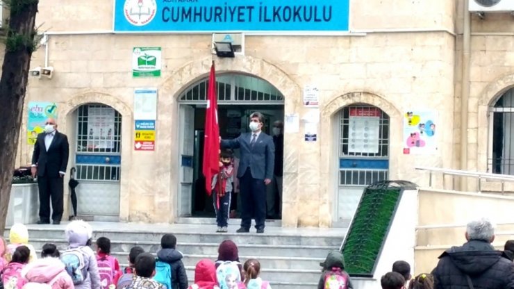 Öğretmen ve öğrencinin bayrak hassasiyeti gururlandırdı