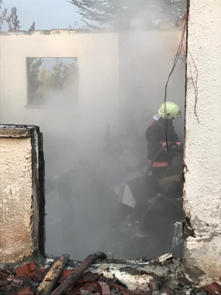 Kızılcahamam’da çıkan yangında bir ev tamamen yandı