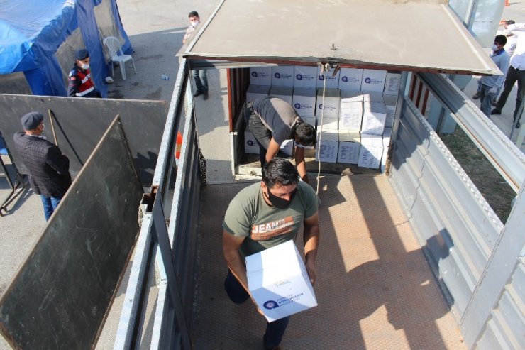 Büyükşehir’den karantinadaki Finike Yuvalı’ya gıda desteği