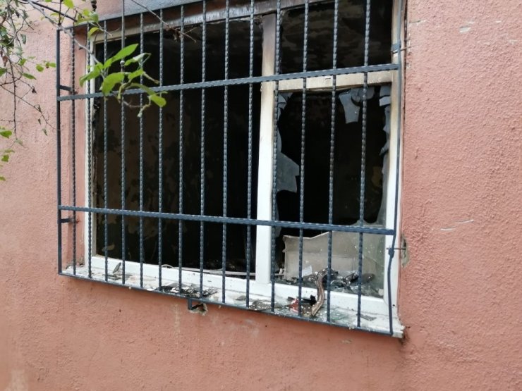 Ataşehir’de iki katlı binada yangın