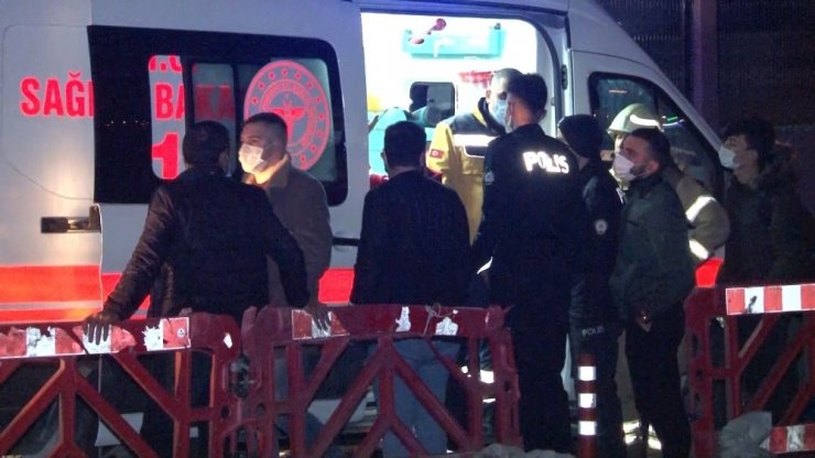 Avcılar’da taş bariyerlere çarpan otomobil takla attı: 1 yaralı
