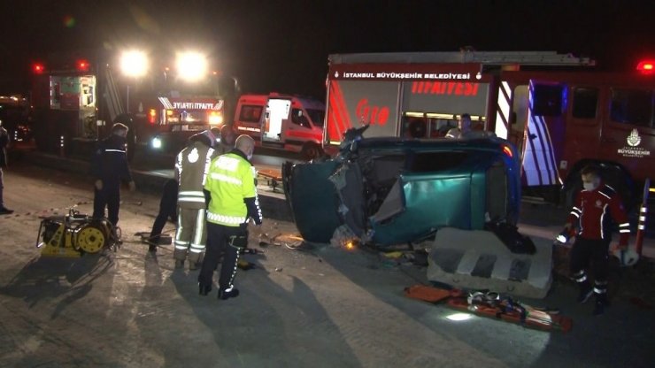 Avcılar’da taş bariyerlere çarpan otomobil takla attı: 1 yaralı