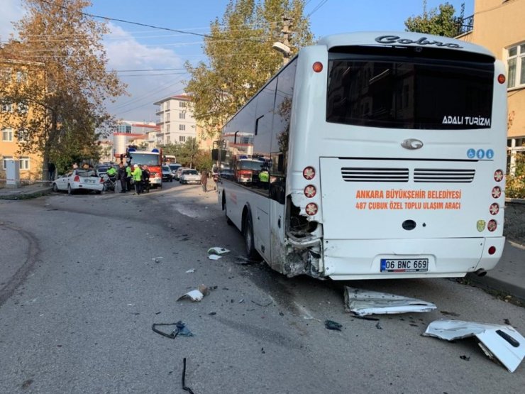 Başkent’te otobüse çarpan araç sürücüsü ağır yaralandı