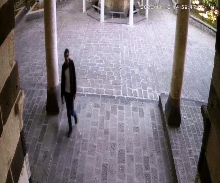 Cami hırsızı cemaate yakalandı