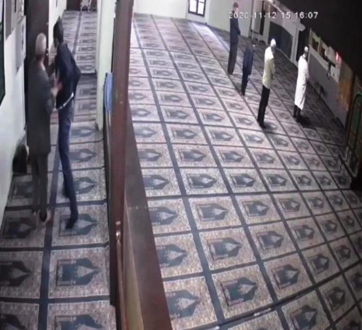 Cami hırsızı cemaate yakalandı