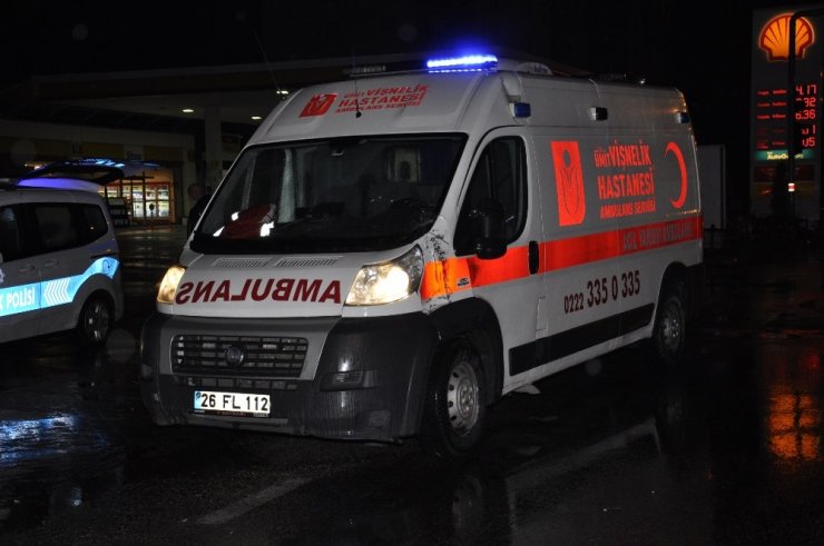 Ambulans ile servis çarpıştı: 1 yaralı